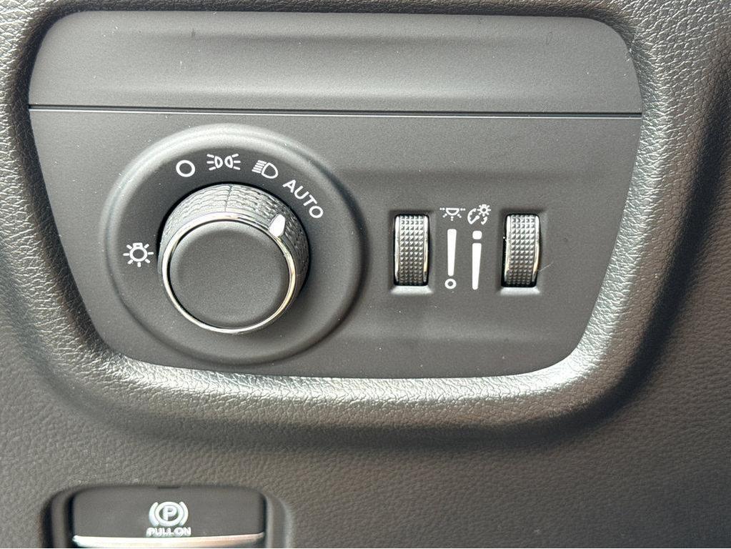 used 2022 Jeep Grand Cherokee car, priced at $34,300