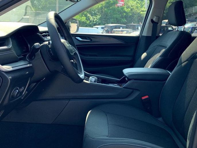new 2025 Jeep Grand Cherokee car, priced at $42,375