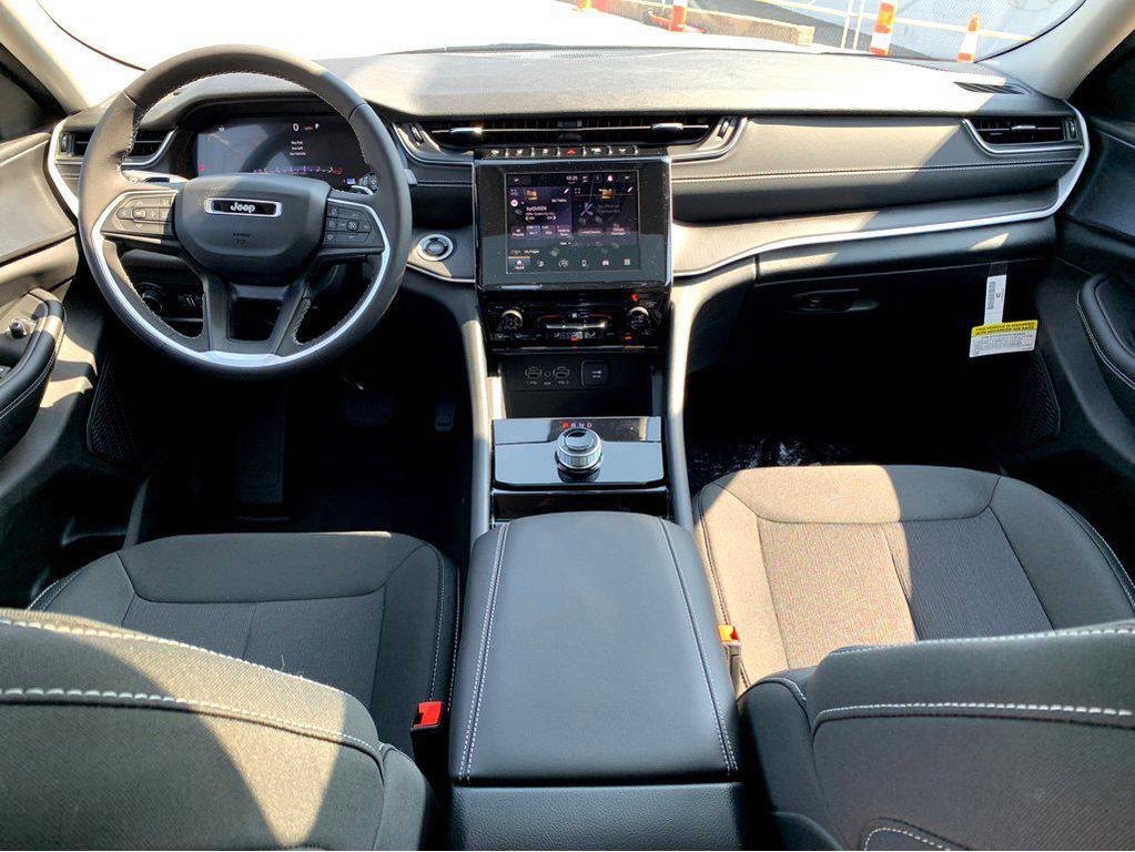 new 2025 Jeep Grand Cherokee car, priced at $42,375