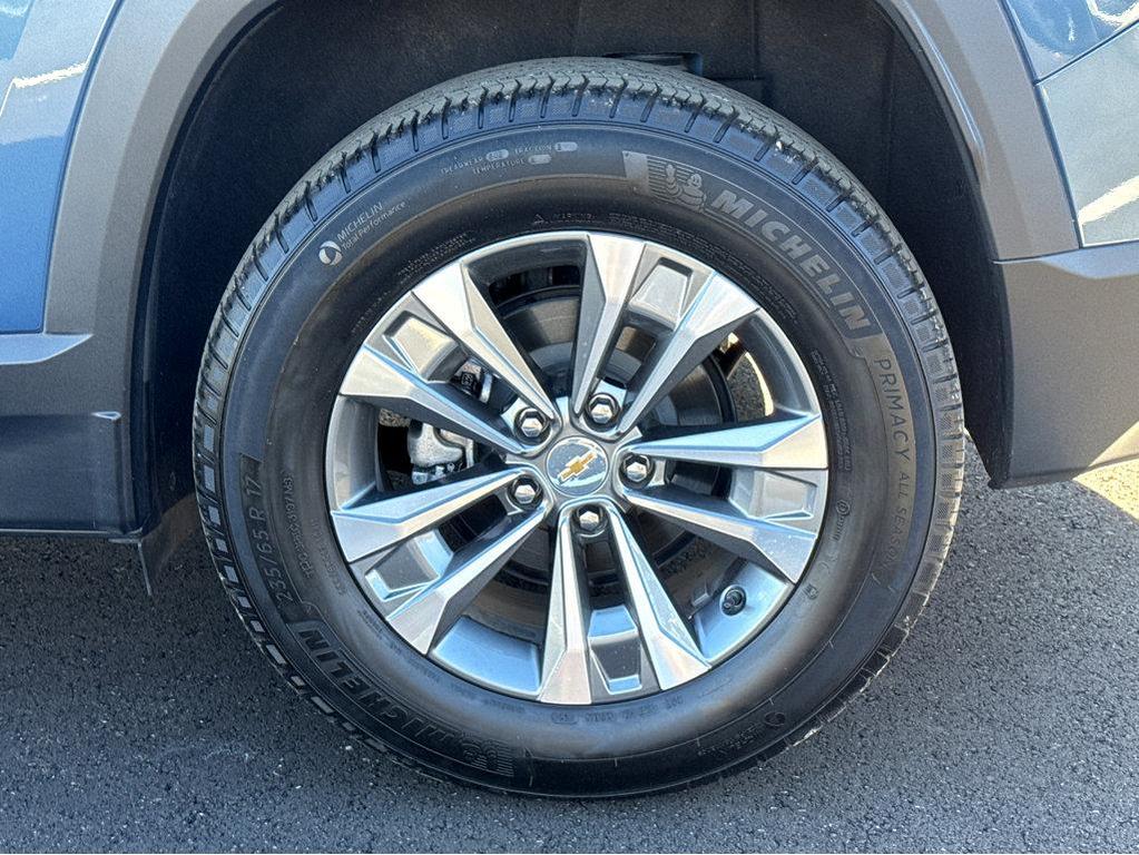 used 2025 Chevrolet Equinox car, priced at $29,293