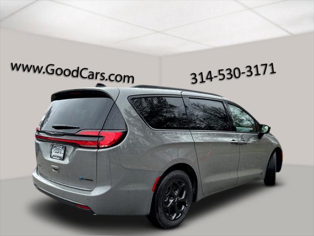 new 2025 Chrysler Pacifica Hybrid car, priced at $60,275