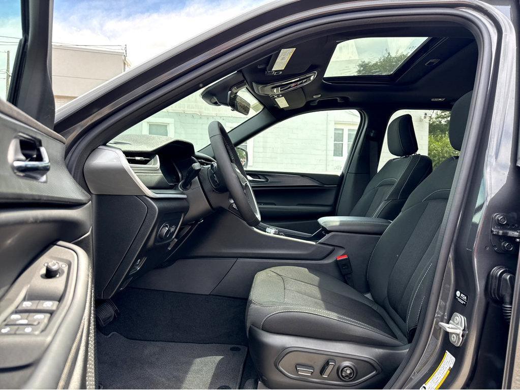 new 2025 Jeep Grand Cherokee car, priced at $44,170