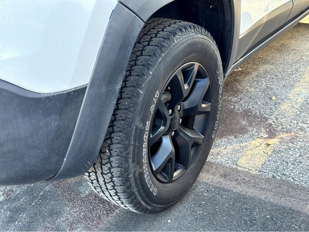 used 2018 Jeep Cherokee car, priced at $15,989