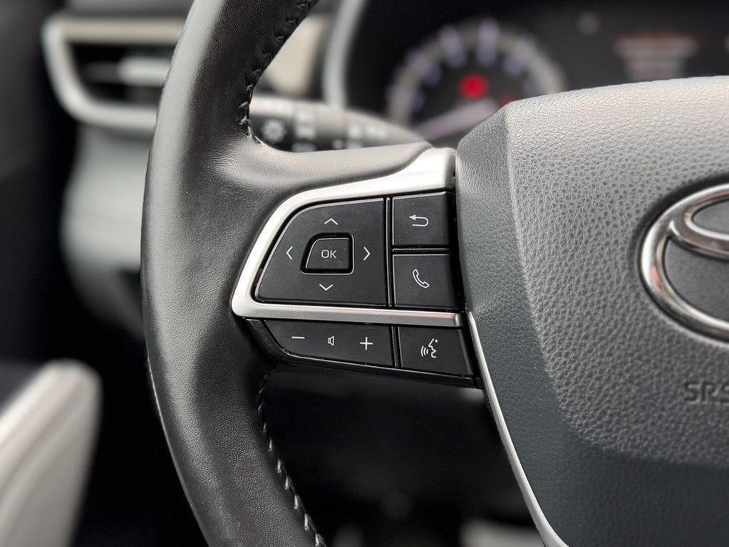 used 2022 Toyota Highlander car, priced at $36,101