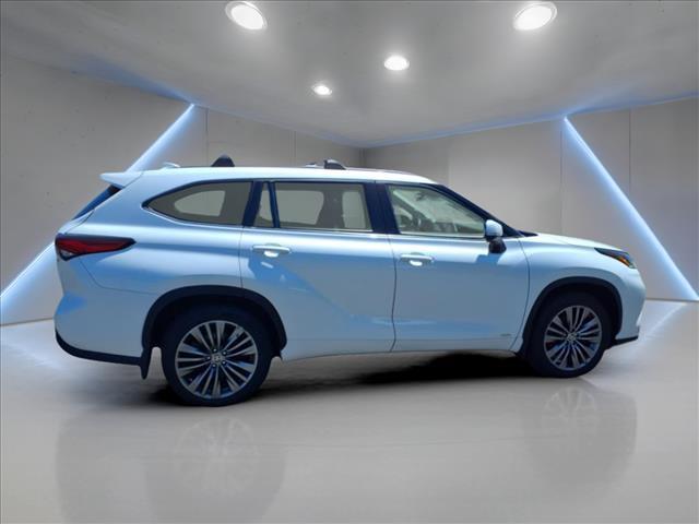 used 2022 Toyota Highlander Hybrid car, priced at $38,900