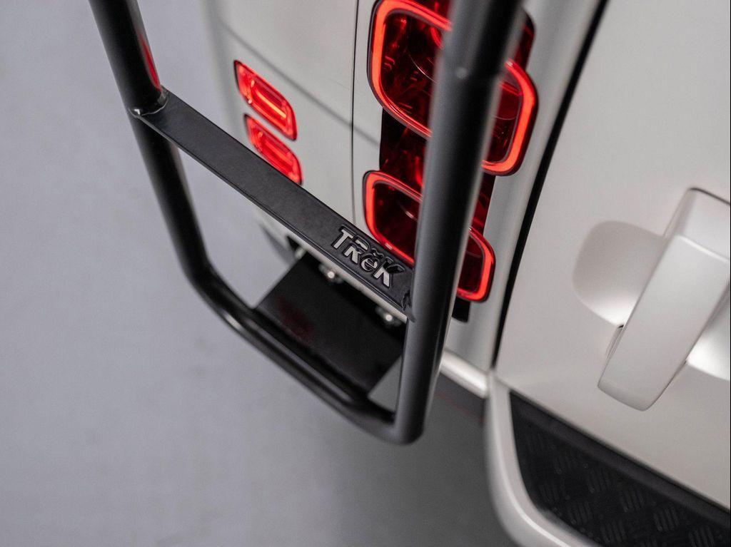 new 2024 Land Rover Defender car