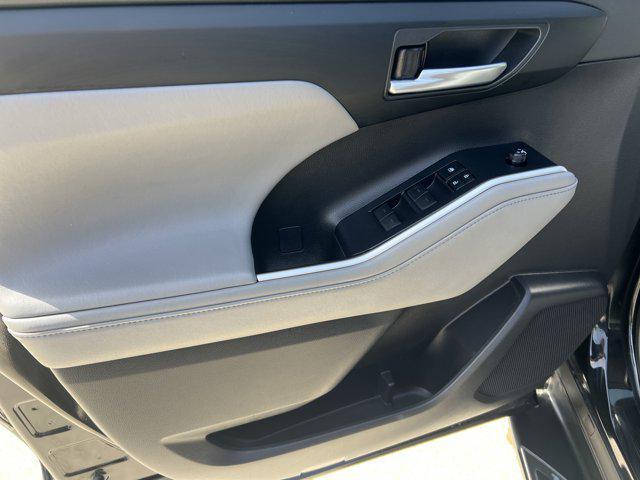 used 2021 Toyota Highlander car, priced at $30,997