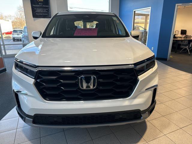 new 2025 Honda Pilot car, priced at $45,999