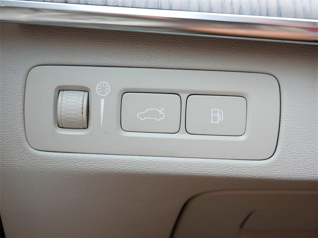 used 2022 Volvo XC90 Recharge Plug-In Hybrid car, priced at $36,995