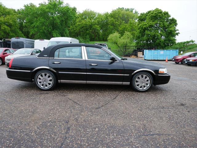 used 2005 Lincoln Town Car car, priced at $10,995