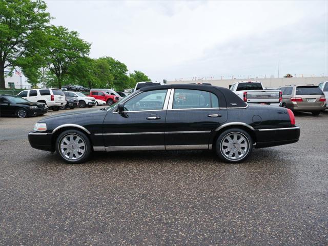 used 2005 Lincoln Town Car car, priced at $10,995