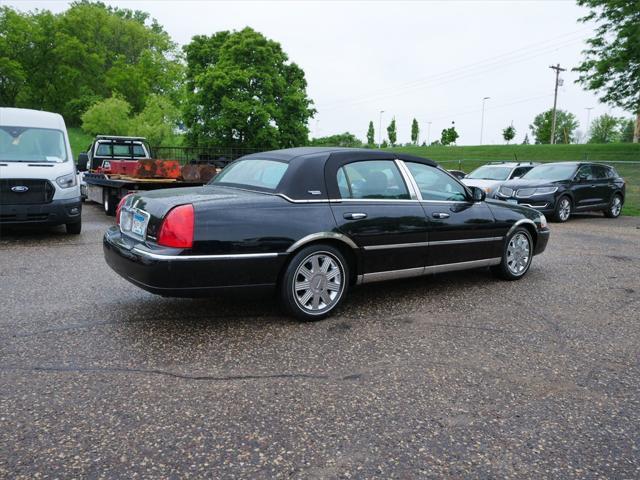 used 2005 Lincoln Town Car car, priced at $10,995