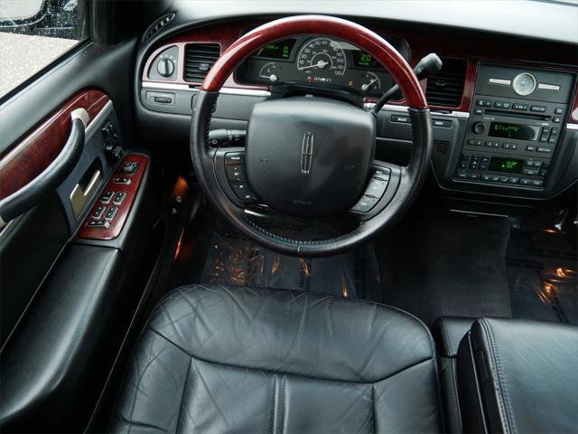 used 2005 Lincoln Town Car car, priced at $10,995