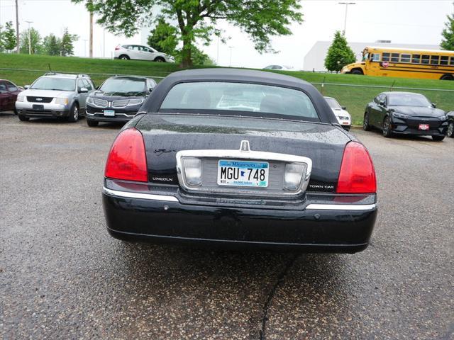 used 2005 Lincoln Town Car car, priced at $10,995