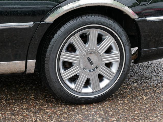 used 2005 Lincoln Town Car car, priced at $10,995