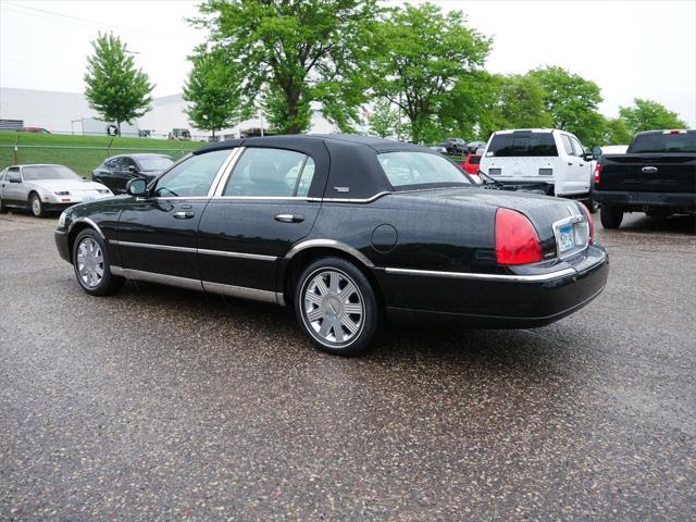 used 2005 Lincoln Town Car car, priced at $10,995