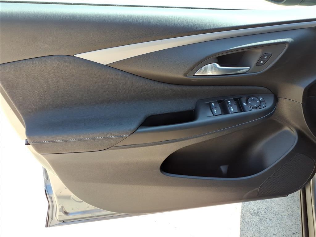 new 2025 Buick Envista car, priced at $25,280