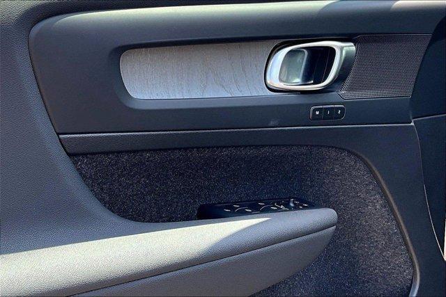 new 2024 Volvo XC40 car, priced at $38,497
