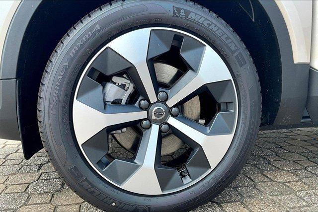 new 2024 Volvo XC40 car, priced at $38,497