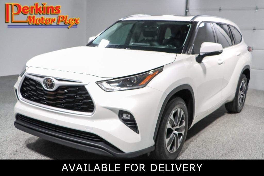 used 2021 Toyota Highlander car, priced at $28,995