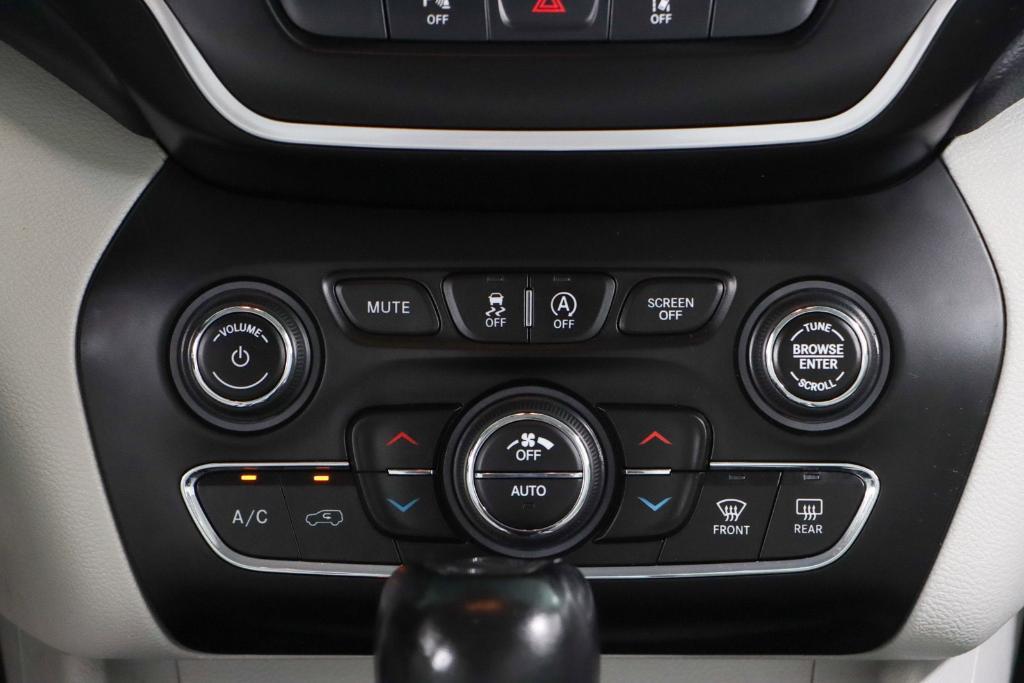 used 2022 Jeep Cherokee car, priced at $17,995