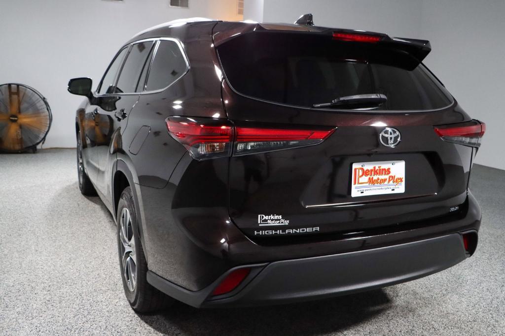 used 2022 Toyota Highlander car, priced at $32,995