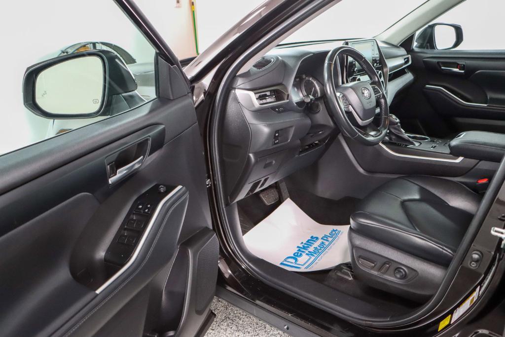used 2022 Toyota Highlander car, priced at $32,995