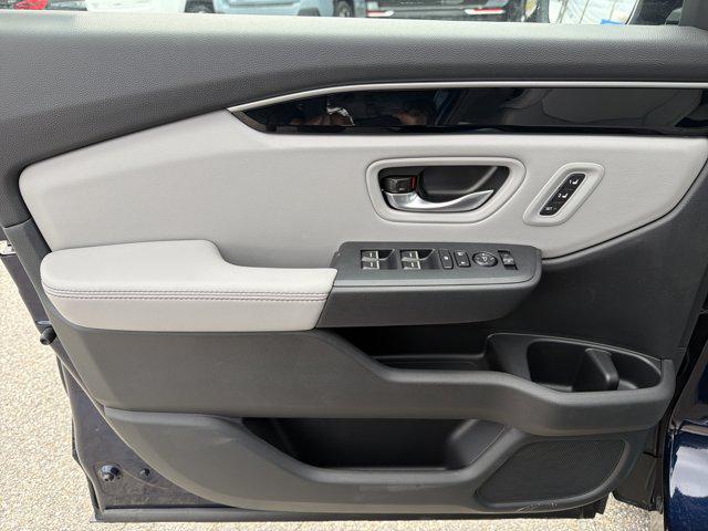 new 2025 Honda Pilot car, priced at $45,986