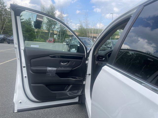 new 2025 Honda Pilot car, priced at $45,028