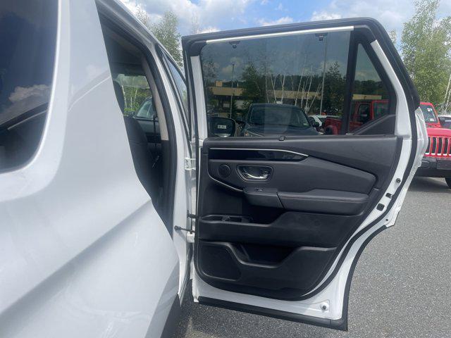 new 2025 Honda Pilot car, priced at $45,028