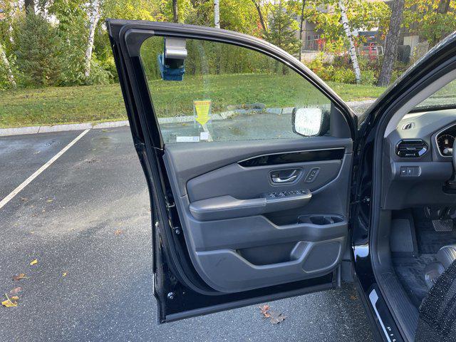 new 2025 Honda Pilot car, priced at $43,999