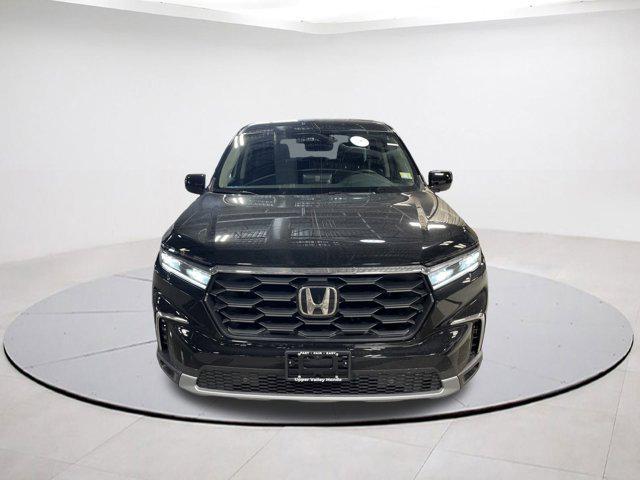 new 2025 Honda Pilot car, priced at $43,999