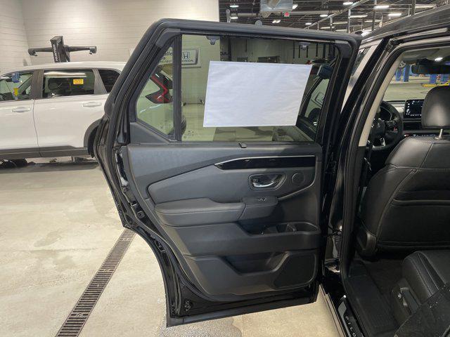 new 2025 Honda Pilot car, priced at $43,999