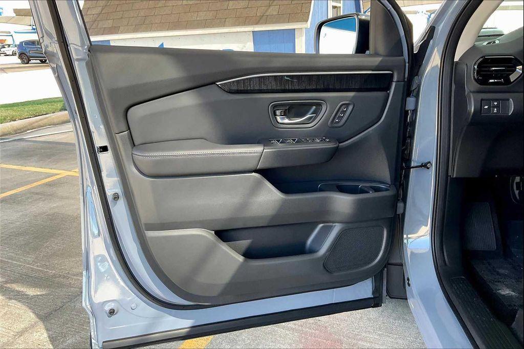 new 2025 Honda Pilot car, priced at $53,530