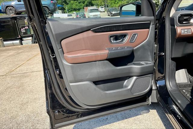 new 2025 Honda Pilot car, priced at $54,530