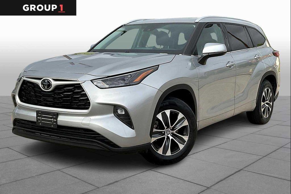 used 2022 Toyota Highlander car, priced at $31,999