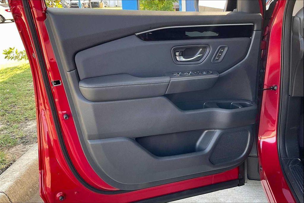 new 2025 Honda Pilot car, priced at $49,850