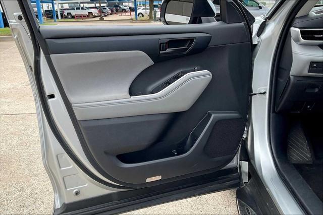 used 2022 Toyota Highlander car, priced at $30,699