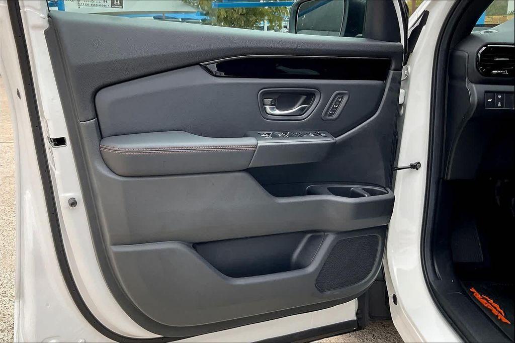 new 2025 Honda Pilot car, priced at $49,805