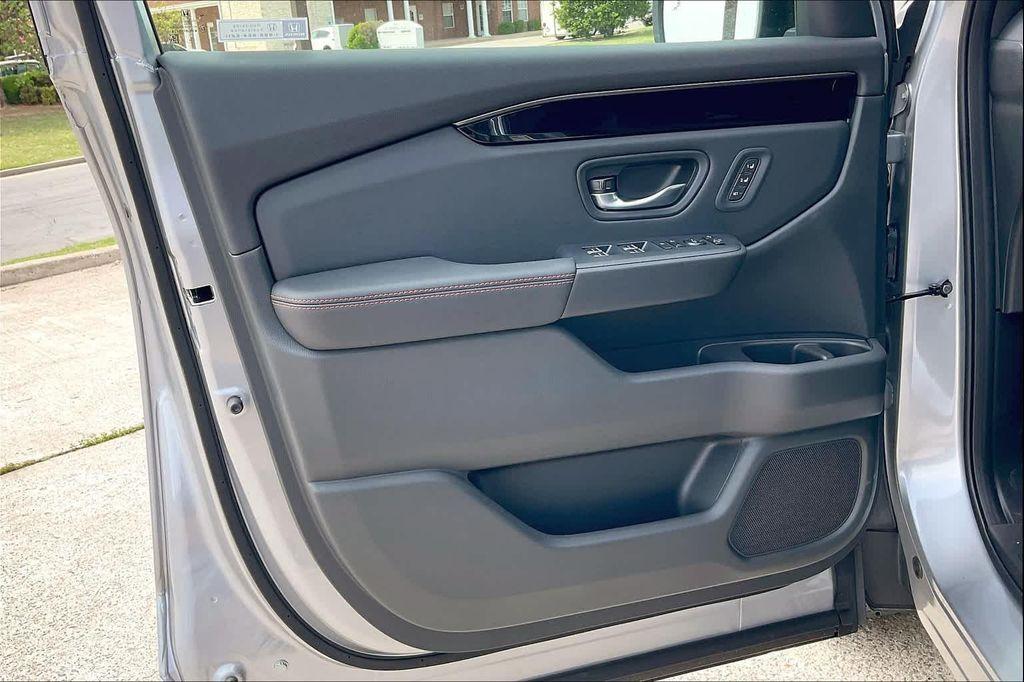 new 2025 Honda Pilot car, priced at $49,875