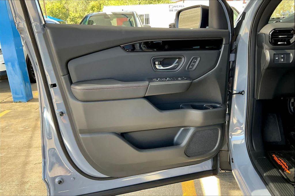 new 2025 Honda Pilot car, priced at $49,850