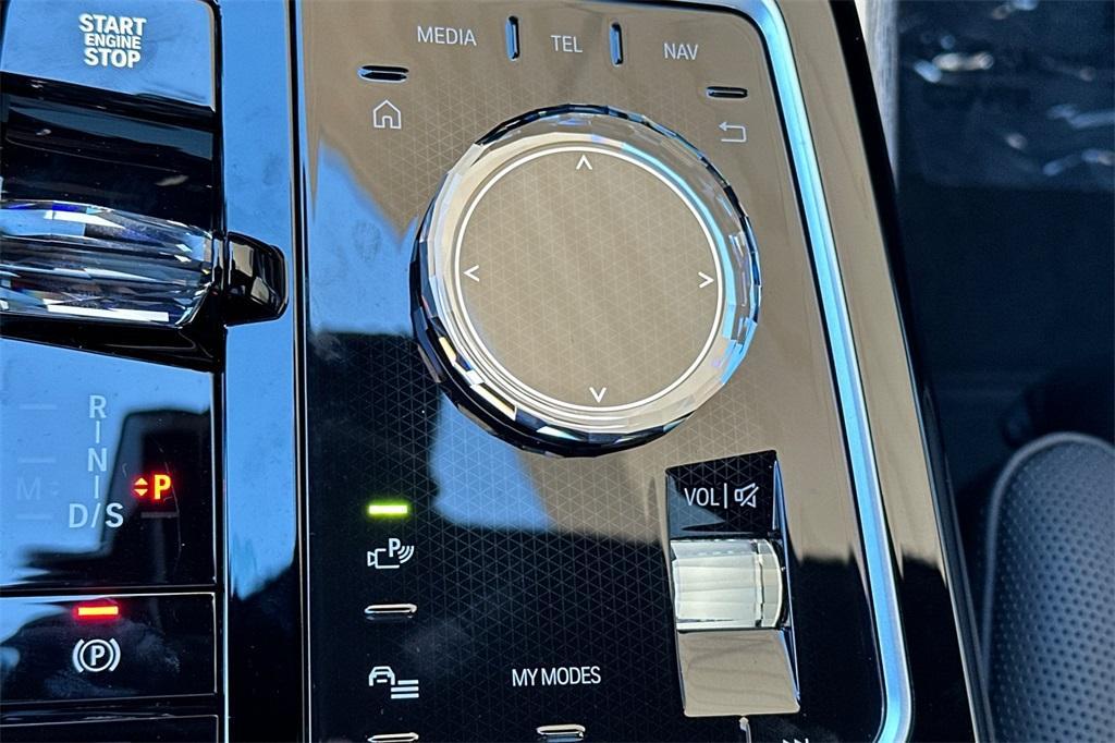 new 2025 BMW 760 car, priced at $136,575