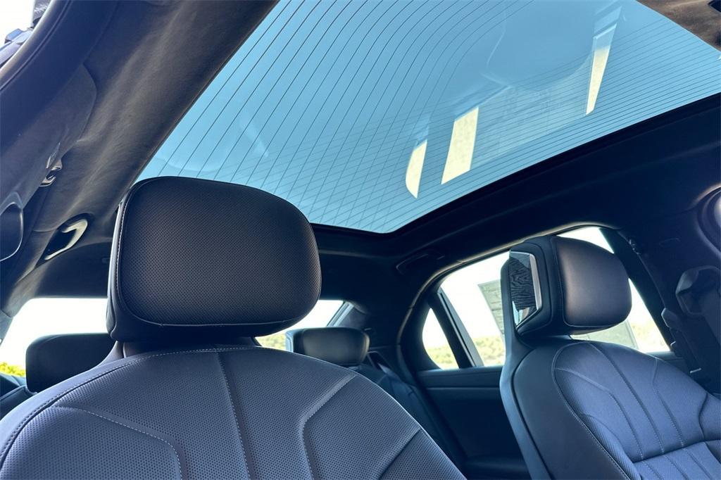 new 2025 BMW 760 car, priced at $136,575