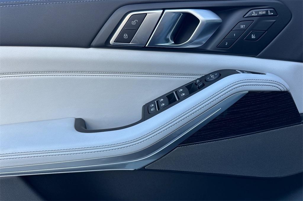 new 2026 BMW X7 car, priced at $101,725