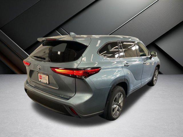 used 2022 Toyota Highlander car, priced at $39,866