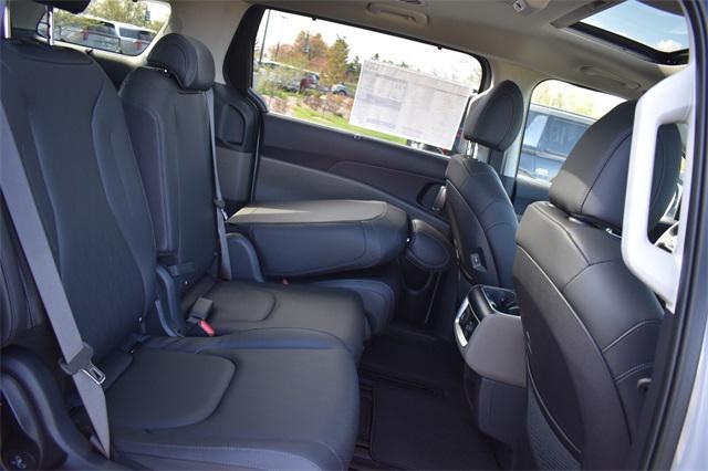 new 2025 Kia Carnival Hybrid car, priced at $47,375