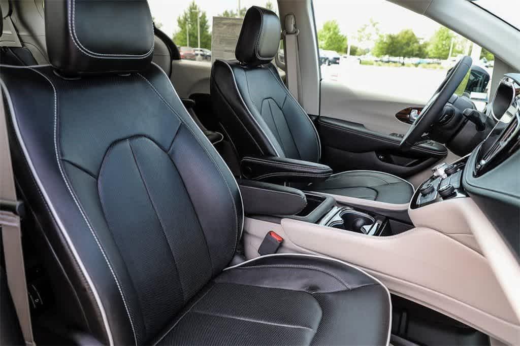 new 2023 Chrysler Pacifica Hybrid car, priced at $50,985