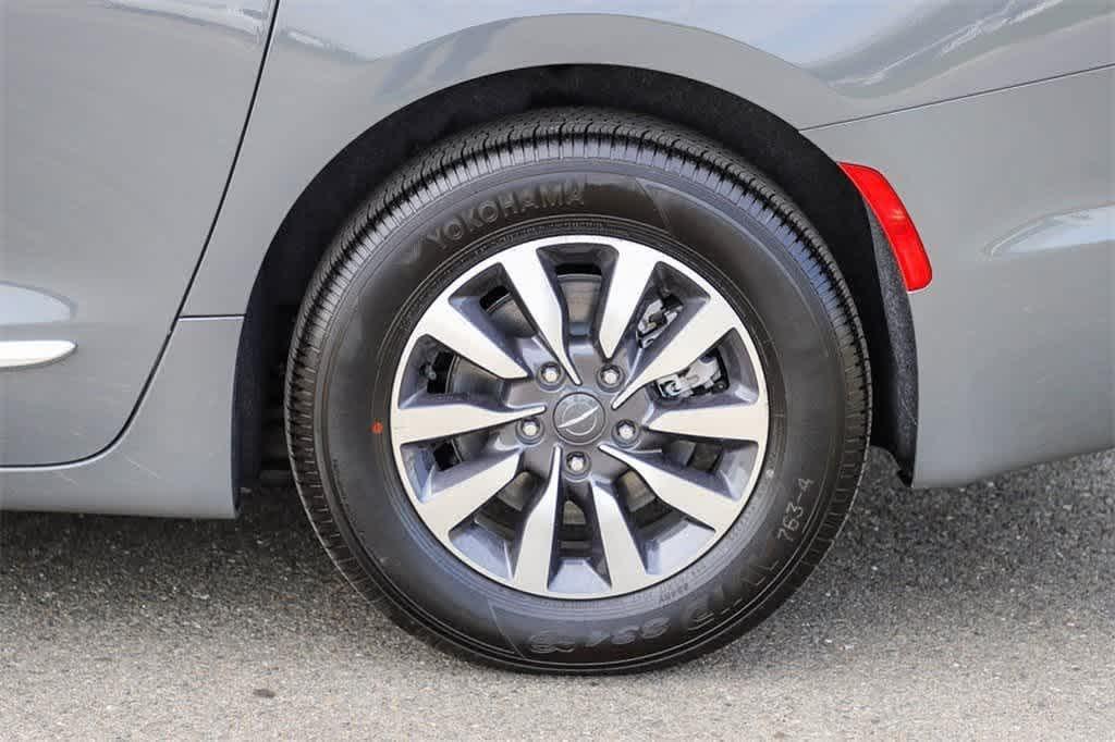 new 2023 Chrysler Pacifica Hybrid car, priced at $50,985