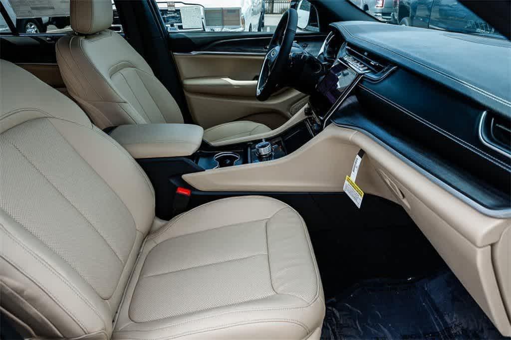 new 2025 Jeep Grand Cherokee car, priced at $53,135