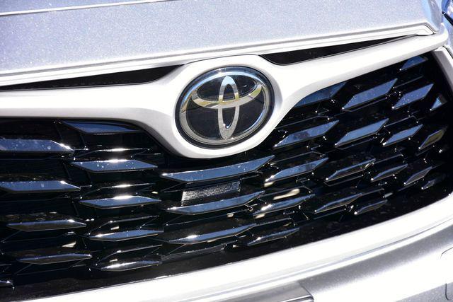 used 2022 Toyota Highlander car, priced at $35,900